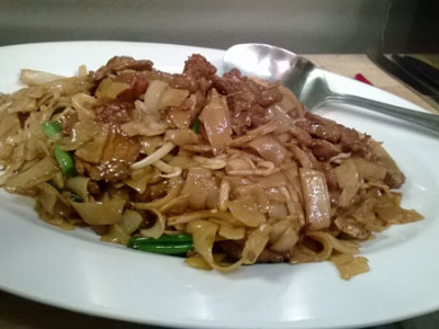 Beef Chow Fun: flat white noodles stir fried with beef, bean sprouts, white onions and scallions.